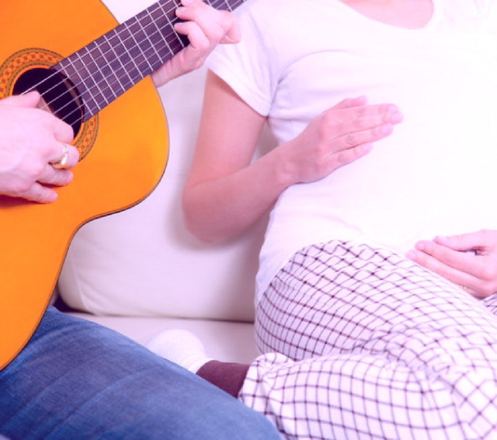 La Musicoterapia en embarazadas tiene como objetivo acompañar el proceso a través de: música, voz, movimiento y sonido, fortaleciendo el vínculo con el bebé